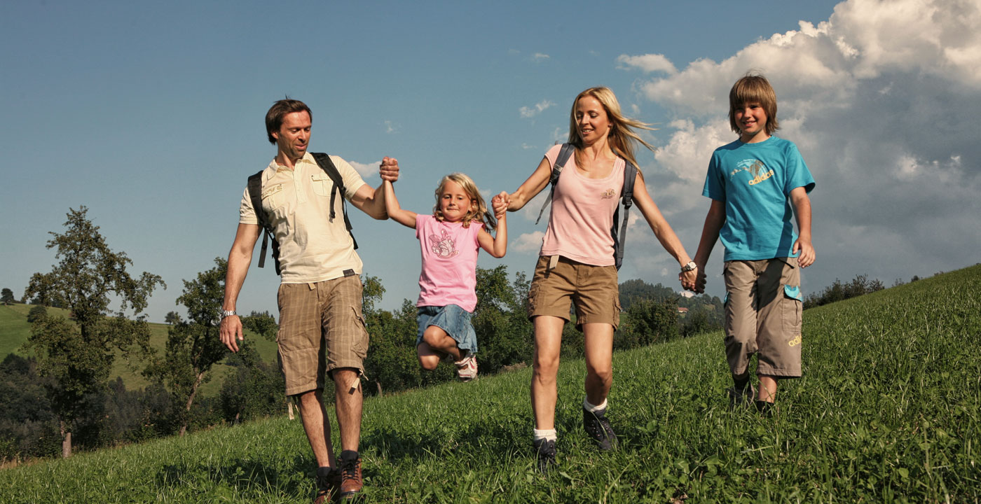 Familie%20beim%20Wandern%20im%20Sommer_O%D6%20Tourismus_R%F6bl.jpg